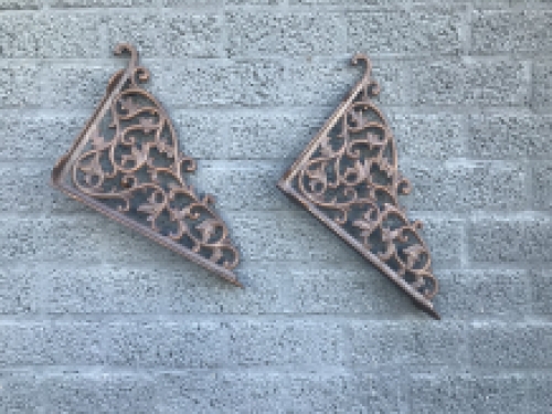 Pair of shelf supports, bracket, cast iron, nice and attractive model