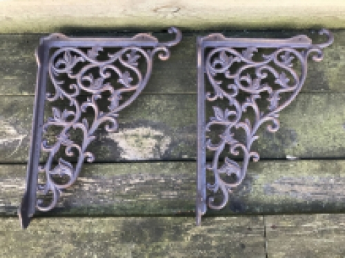 Pair of shelf supports, bracket, cast iron, nice and attractive model
