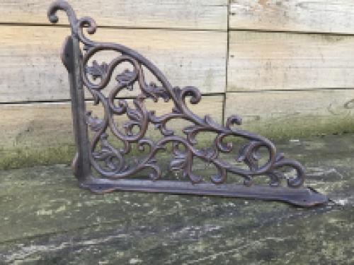 Pair of shelf supports, bracket, cast iron, nice and attractive model