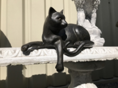 Skulptur einer liegenden Katze aus Polystein, wunderschön!