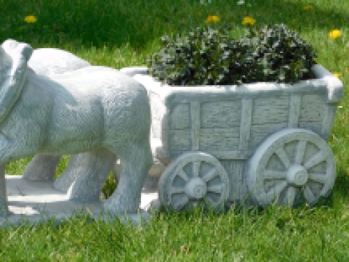 Statue ''Pferd und Wagen'' - massiver Stein