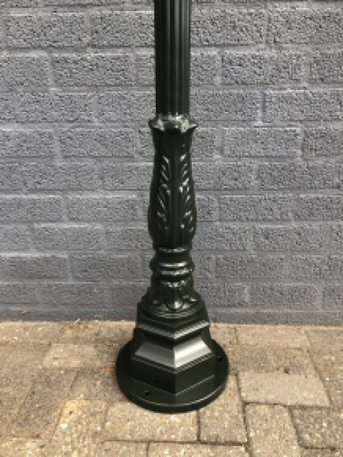 Buitenlamp, lantaarn met keramische fitting en glas, gegoten aluminium paal, groen, met koperen ronde kap, hoog 240 cm.