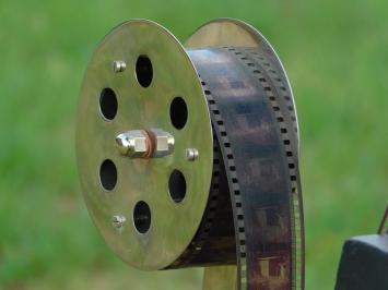 Vintage Retro-Fotokamera auf verstellbarem Stativ | Dekoratives Nostalgie-Design