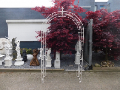 Großer weißer Rosenbogen als romantische Gartendekoration, wunderschön anzuschauen.