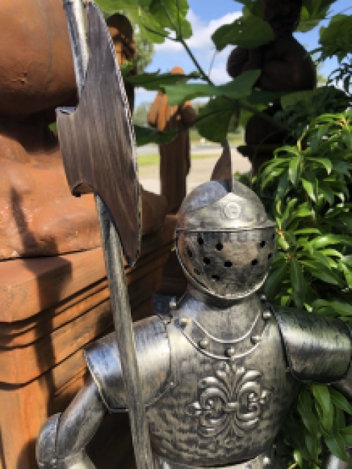 Beautiful knight, all metal-aluminum look, very beautiful.