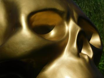 Großer dekorativer Totenkopf – 60 x 60 cm – goldfarben – Polystone