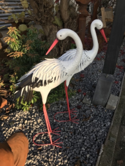 Schöner Satz von Gartenstatuen, Metallstörche in Farbe