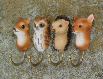 Set van 4 Wandhaken met Bosdierkoppen – Polyresin & Messing