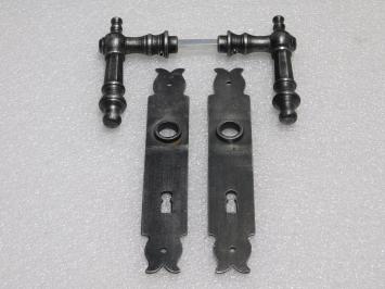 Türbeschlagset – Türgriffe Victoria + Türplatten Baron BB 72 – Gusseisen, verzinkt