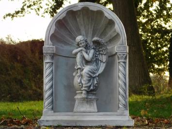 Klassische Kapelle mit sitzendem Engel – 65 cm – Grau/Weiß – Stein