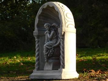 Klassische Kapelle mit sitzendem Engel – 65 cm – Grau/Weiß – Stein