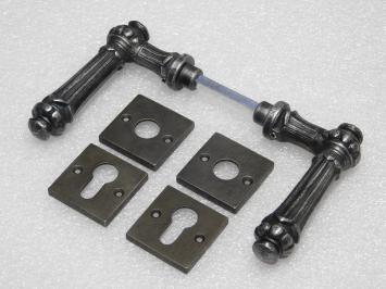 Set Türgriffe Oxford + Türgriff- und Schlossrosetten, Vierkant – Gusseisen, verzinkt