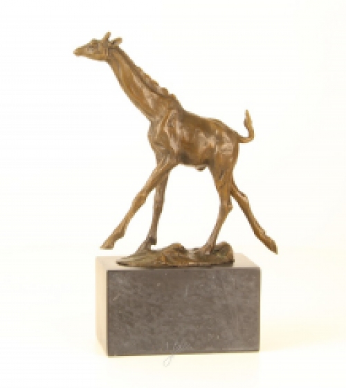 A bronze statue/sculpture of a giraffe