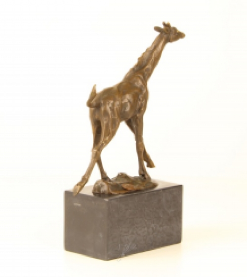 A bronze statue/sculpture of a giraffe