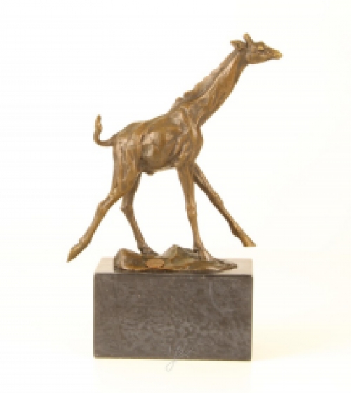 Een bronzen beeld/sculptuur van een giraffe