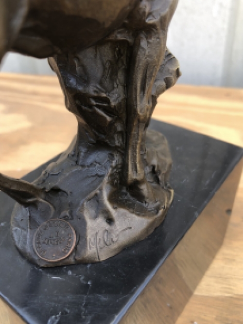 Een bronzen beeld/sculptuur van een hert