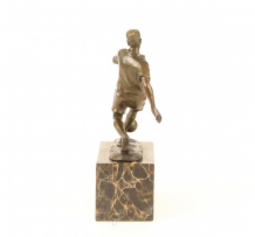 A bronze statue/sculpture of a football player