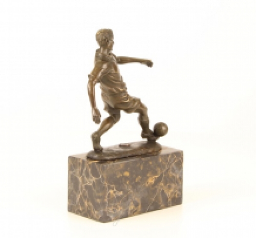 Een bronzen beeld/sculptuur van een voetbal speler