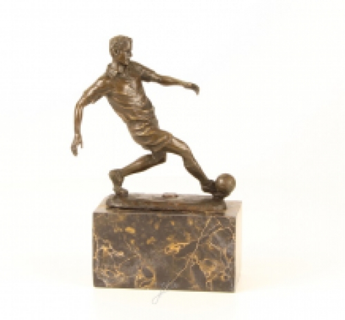 A bronze statue/sculpture of a football player