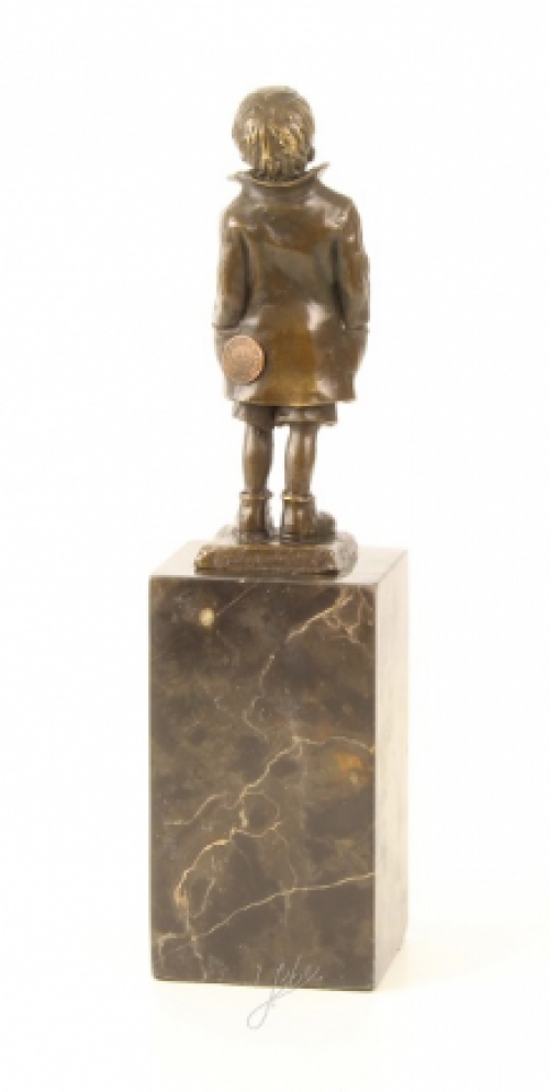 Eine Bronzestatue/Skulptur eines kleinen Jungen