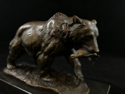 Eine Bronzeskulptur eines Grizzlybären