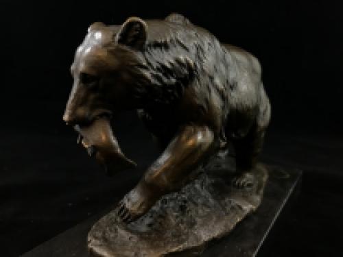 A bronze statue/sculpture of a grizzly bear