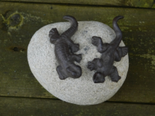 Salamander aus Gusseisen auf einem Felsbrocken, schöne Dekoration!