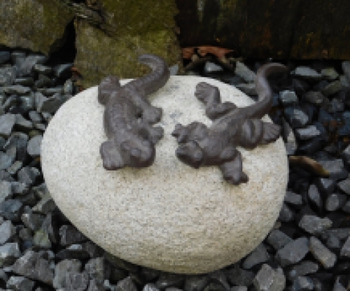 Salamander aus Gusseisen auf einem Felsbrocken, schöne Dekoration!