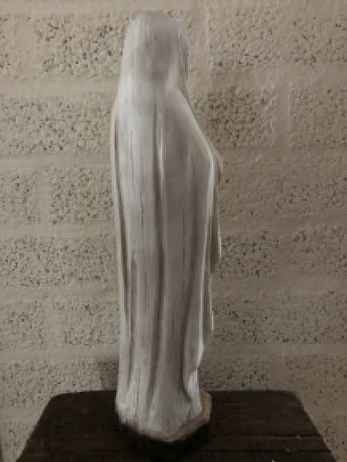 Beautiful statue of Mary praying, polystone in wood look