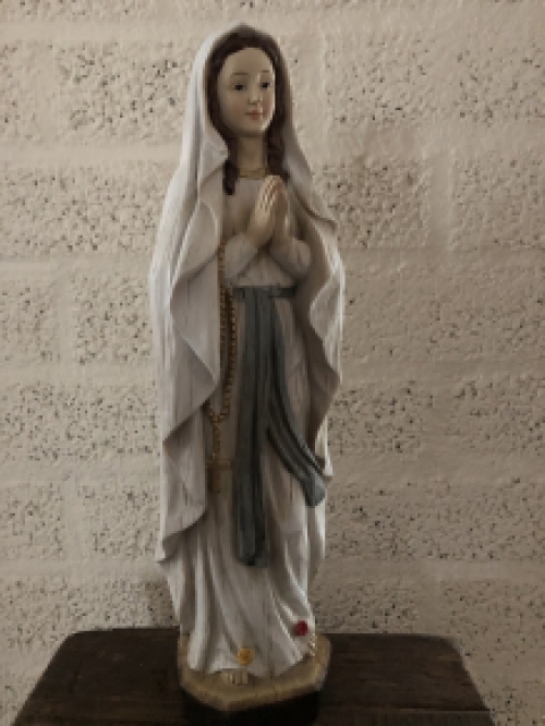 Beautiful statue of Mary praying, polystone in wood look