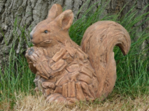 Squirrel XL- woodlook - polystone - weatherproof