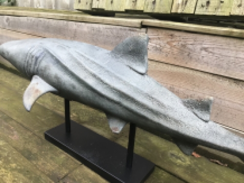 This shark is very special on its stand, beautiful to look at, very decorative!!