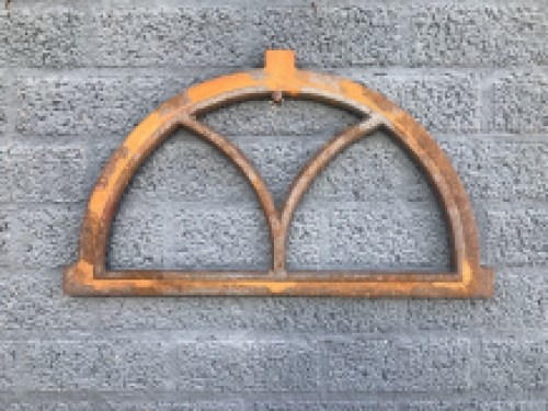 Cast iron stable window V-half round, 55x31