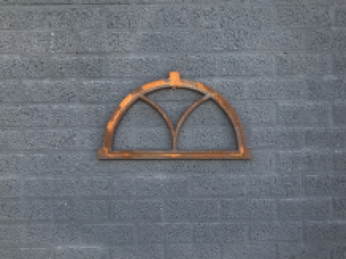 Cast iron stable window V-half round, 55x31