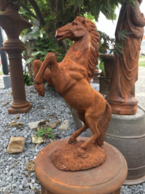 Een mooi beeld van een steigerend paard, gietijzer-rust