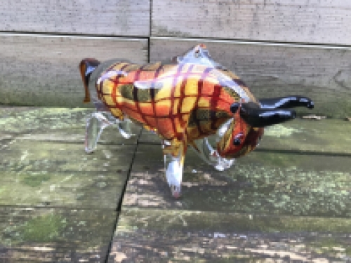 Beautiful statue of a bull made of full glass, beautiful in color!!
