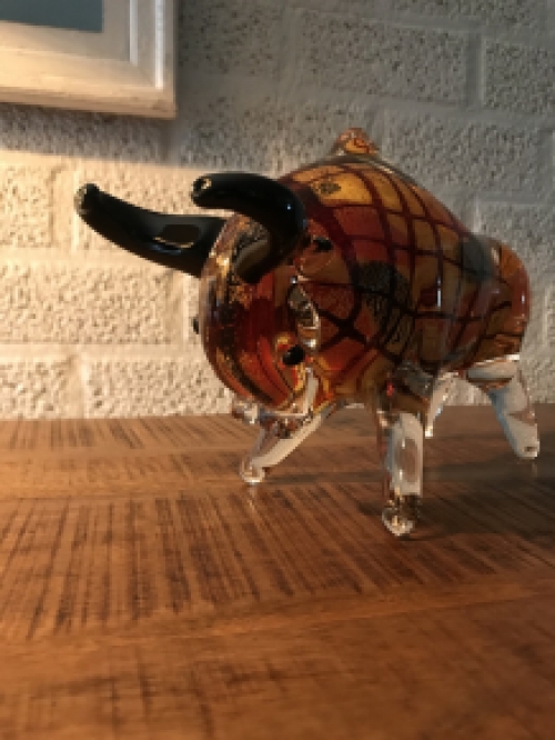 Beautiful statue of a bull made of full glass, beautiful in color!!