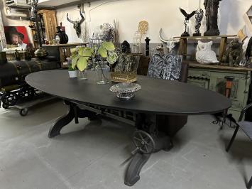 Grote eettafel, uniek onderstel, gietijzer en hout, exclusief en eenmalig!