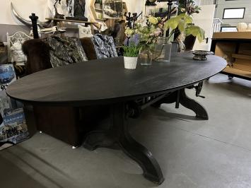 Grote eettafel, uniek onderstel, gietijzer en hout, exclusief en eenmalig!