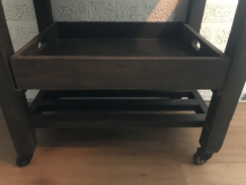 Een koloniaal hardhouten serveertafel, rolbare tafel, MAAR 1 BESCHIKBAAR!!