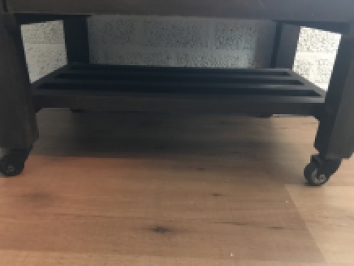 Een koloniaal hardhouten serveertafel, rolbare tafel, MAAR 1 BESCHIKBAAR!!