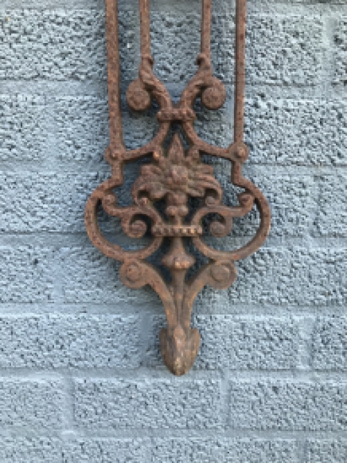 Fraaie gietijzeren trapspijl, robuust, old-look-rust