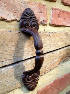 Door handle made of cast iron, Breed oil, attractive handle.