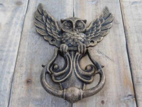 Fantastic door knocker with owl motif, antique bronze.