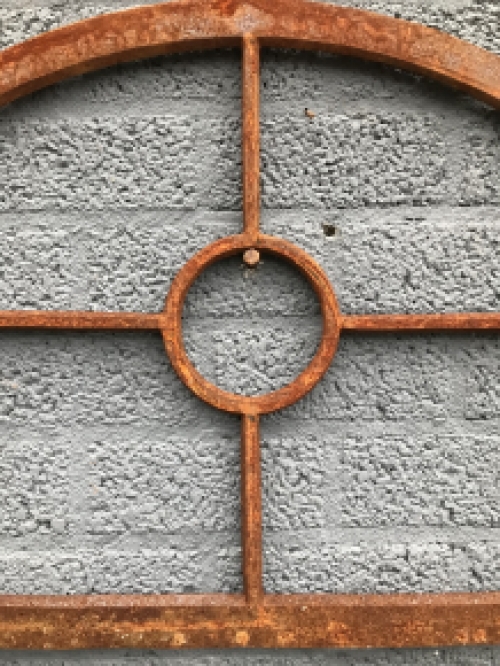 Cast iron stable window with round segment