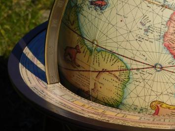 Einzigartiger Vintage-Globus in Holzhalterung - 52 cm hoch | Mit Kompass & Monaten