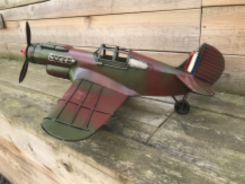 Ein Modell eines Kampfflugzeugs aus Metall