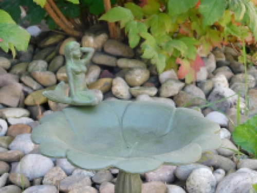 Vogeltränke mit Meerjungfrau auf Rand sitzend, Gusseisen, antik grün-rostig.