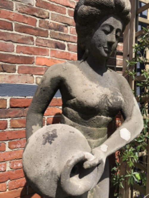 Große verlassene Lavastein Frau mit Krug, hinduistische Statue - XL