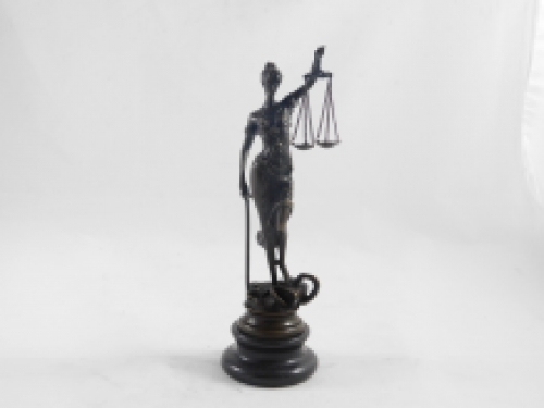 Eine Bronzestatue der Lady Justice